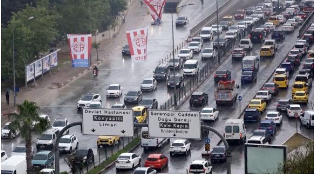 Antalya'da 5 dakika süren sağanak, trafiği felç etti