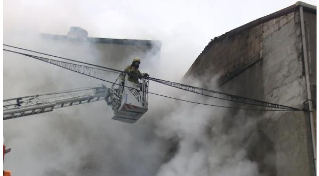 Avcılar'da barakadaki yangın binaya sıçradı; balkondan atlayan kişi kamerada