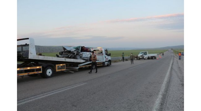 Çankırı'da lastiği patlayan kamyonet otomobille çarpıştı: 5 yaralı