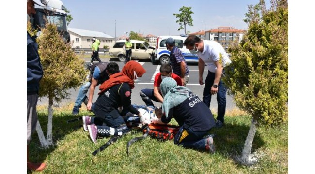 Dur ihtarına uymayan sürücü, otomobiliyle polis aracına çarptı: 1'i polis, 4 yaralı