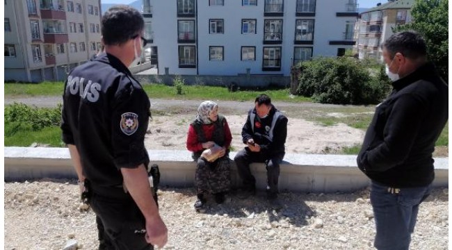 Evinin yolunu kaybeden yaşlı kadını polis ailesine kavuşturdu