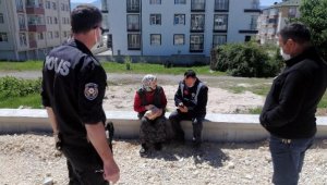 Evinin yolunu kaybeden yaşlı kadını polis ailesine kavuşturdu