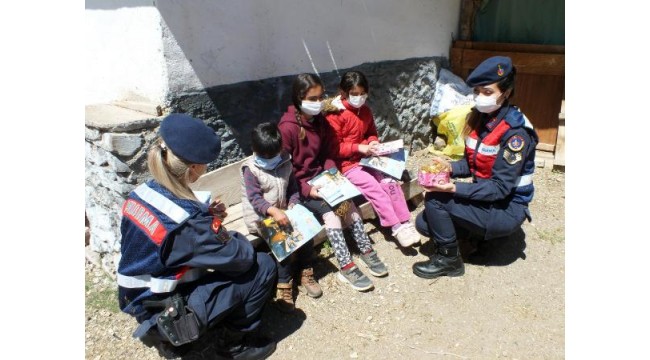 Jandarmadan köyde yaşayan çocuklara bayram hediyesi