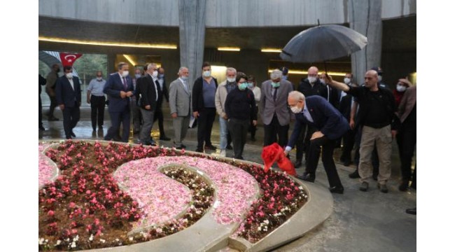 Kılıçdaroğlu, gün doğumunda işçilerle gül topladı