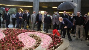 Kılıçdaroğlu, gün doğumunda işçilerle gül topladı