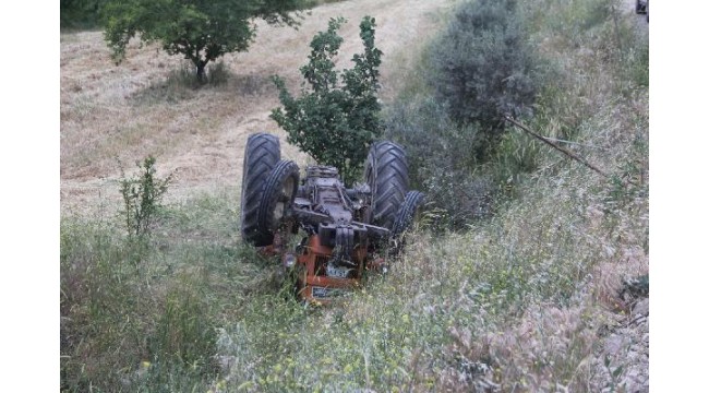 Manisa'da, devrilen traktörün altında kalan sürücü öldü