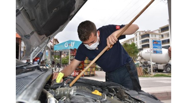 Otomobilin motor bölümüne sıkışan yavru kediyi itfaiye kurtardı