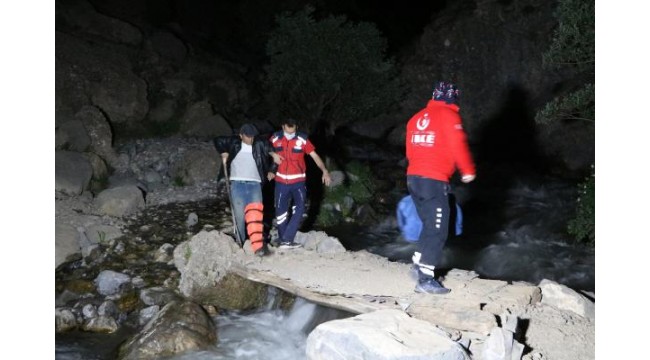 Pancar toplarken kayalıktan düştü, 3 saatte kurtarıldı