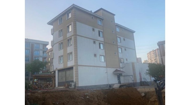 Pendik'te istinat duvarı çöken 5 katlı bina boşaltıldı