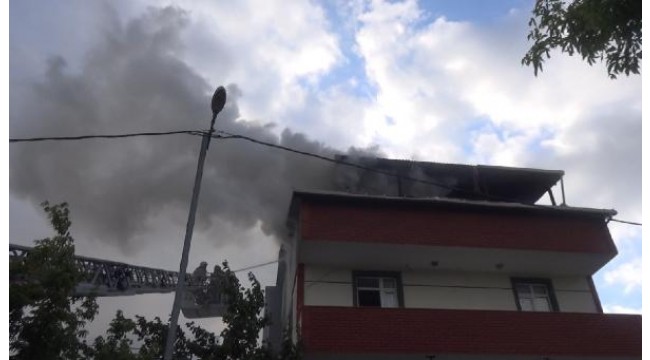 Silivri'de çatı katında yangın; 2 kadın dumandan etkilendi