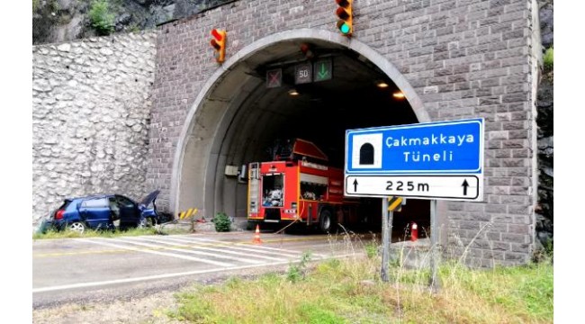 Tünelin duvarına çarpan otomobilin sürücüsü yaralandı