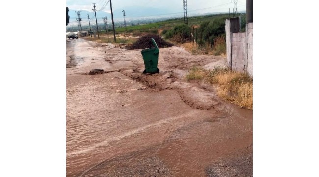 Turgutlu'da sağanak su baskınlarına neden oldu