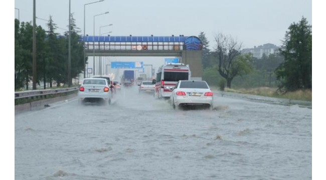 Eskişehir'de sağanak, sokakları göle çevirdi