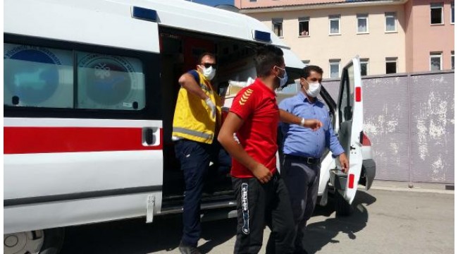 Hastanede ameliyat olan genç ambulansla sınava götürüldü