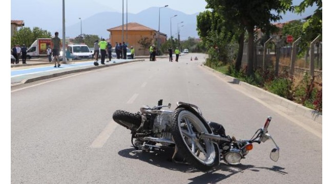 Otomobille motosiklet çarpıştı: 1'i ağır, 2 yaralı