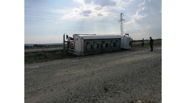 Silivri'de yakıt tankeri devrildi, sürücü yaralandı