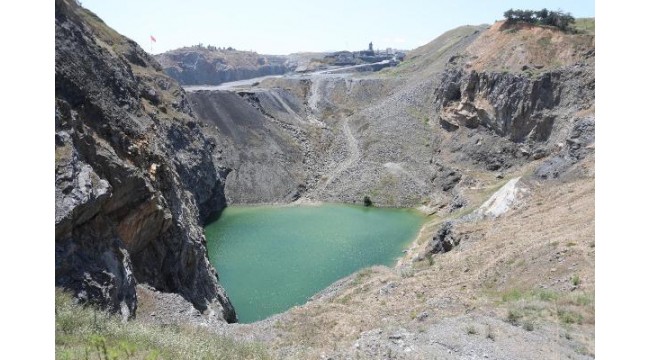 Sultangazi'de korkutan görüntüler; Dev çukurlar tehlike saçıyor