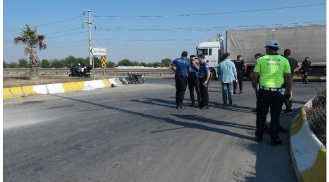 Traktörle çarpışan motosikletin sürücüsü öldü, eşi ve kızı yaralandı