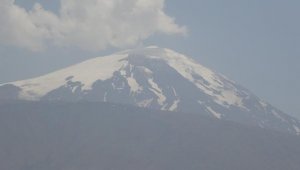 Ağrı Dağı'ndaki buzullar eridikçe hayvan figürleri ortaya çıkıyor