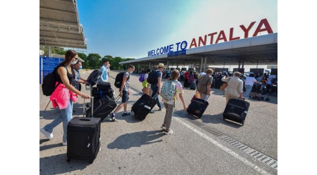 Antalya'ya 5 ayda gelen turist 1 ayda geldi