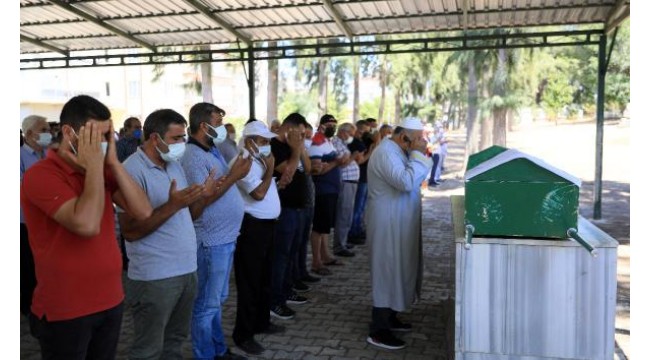 Babası, derede bulunan Ecrin'in cenazesini gözyaşlarıyla teslim aldı