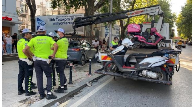 Bağdat Caddesi'nde aşırı hız yapılan otomobil önce kadına ardından ağaca çarptı