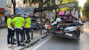 Bağdat Caddesi'nde aşırı hız yapılan otomobil önce kadına ardından ağaca çarptı