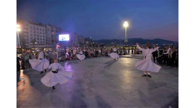 Gündoğdu Meydanı'nda yapılan 'sema' gösterisine yoğun ilgi