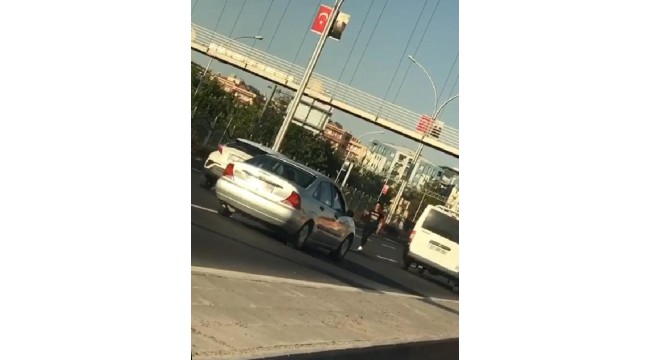 Karayolunda dans eden kadın, sürücülere tehlikeye düşürdü