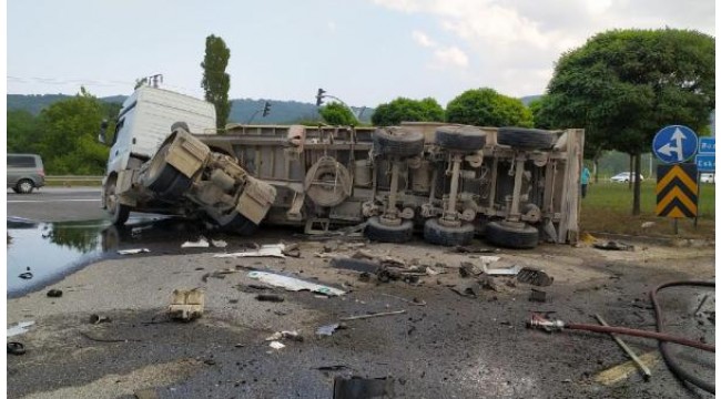 Kavşakta kaza yapan TIR'lardan biri alev alev yandı