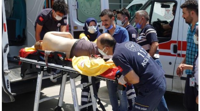 Kurban keserken atardamarını kesti, ambulans helikopterle sevk edildi