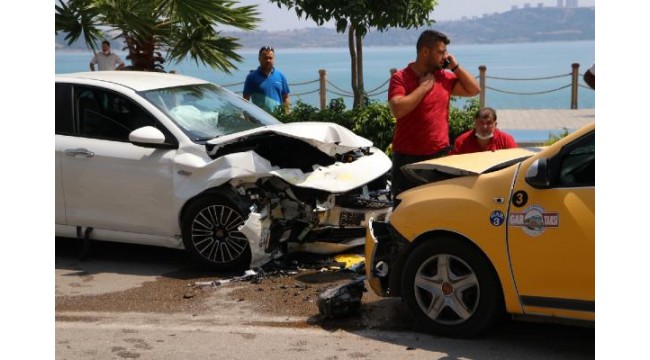 Otomobille taksi çarpıştı: 3 yaralı