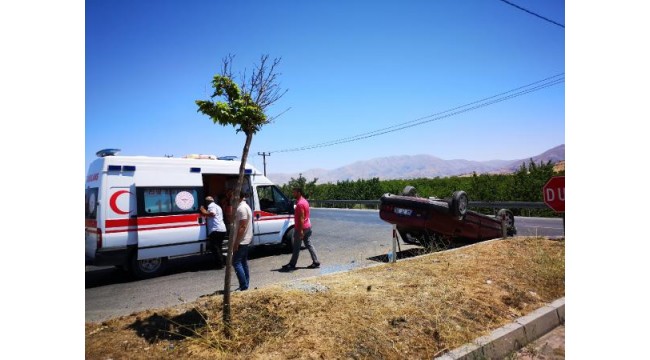 Refüje çarpıp takla atan otomobilin sürücüsü yaralandı