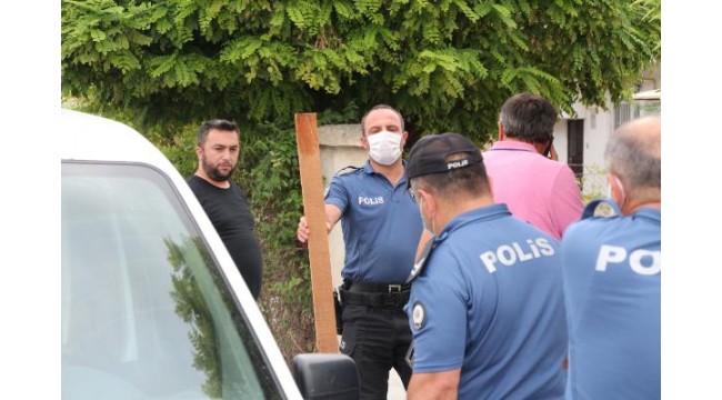 Sırasını beklemesini söyleyen doktora 'çivili tahta'yla saldırdı