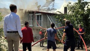 Yeni yaptırdıkları ev yandı, gözyaşlarına boğuldu