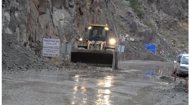 Artvin'de heyelan; tünel girişleri kapandı, ulaşım durdu