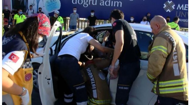 Ataşehir'de otomobil durakta bekleyen İETT otobüsüne çarptı