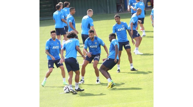 Fenerbahçe'de Serdar Aziz ve Jose Sosa takımla çalıştı