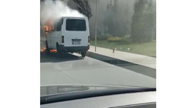 Güngören'de kamyonet alev alev yandı