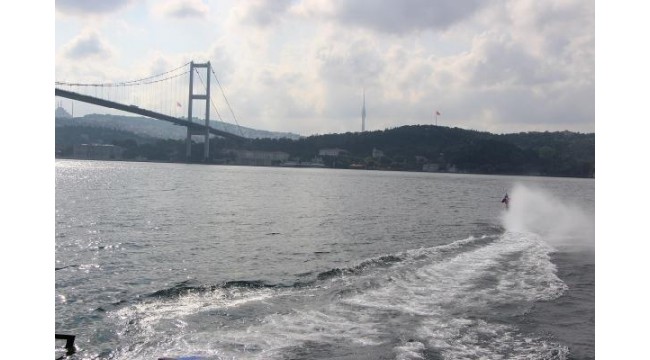 İstanbul Boğaz'ında ilk; Motokros efsanesi Boğaz'ı su üstünde geçti