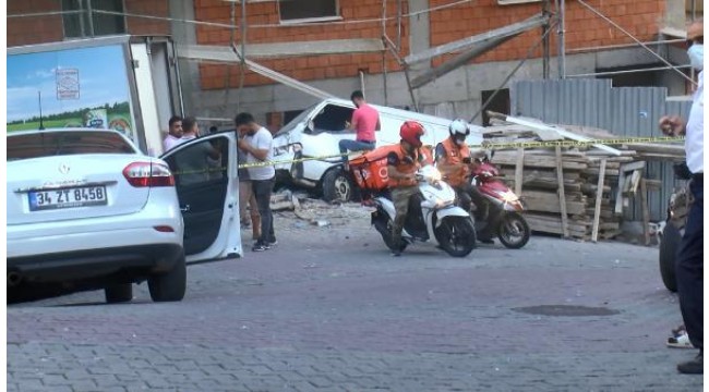 Kağıthane'de yokuş aşağı kayan kamyonet sokağı birbirine kattı