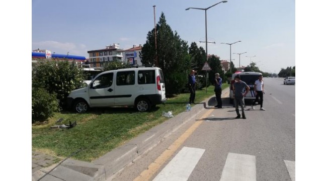 Kaldırıma çarpan araç yan devrildi: 1 ölü, 1 yaralı