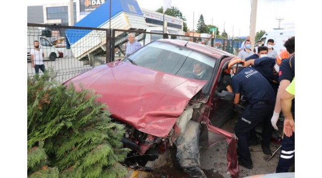 Park halindeki 3 araca çarpan otomobilin sürücüsü yaralandı