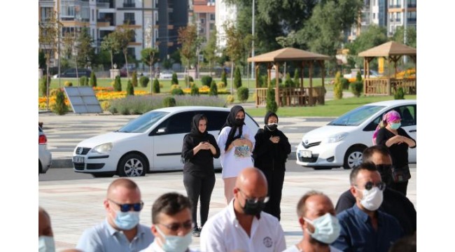 Polis memurunun öldürdüğü eşi ile anne ve babası toprağa verildi