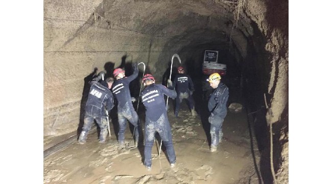 Sel basan HES tüneli inşaatında kaybolan işçiyi arama çalışmaları sürüyor