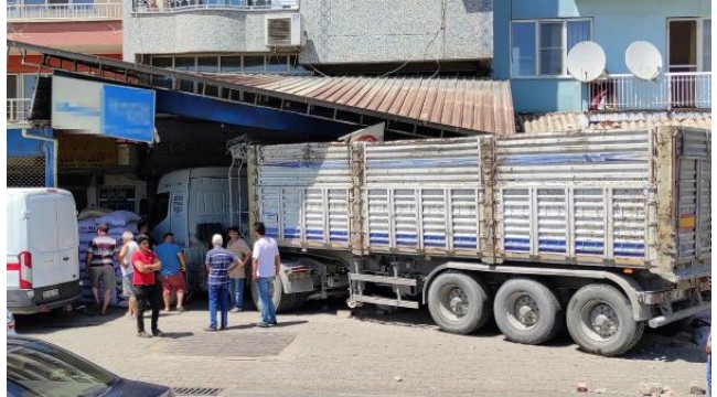 Şoförü uyuyan TIR, yem bayisine daldı