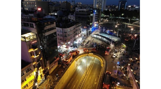 Taksim'de 13 katlı otelin cephesi alev alev yandı