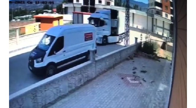 TIR'ın devirdiği direğin araçların üzerine düşme anı kamerada