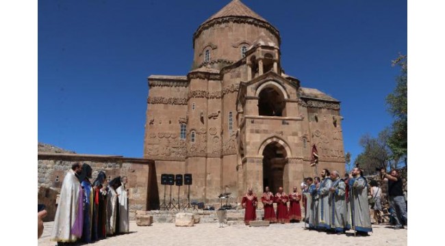 Akdamar Kilisesi'nde 9'uncu ayin