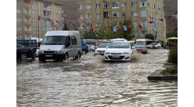 Çankırı'da sağanak; yollar göle döndü